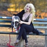 Courtney-Stodden-ve-kopegi-parkta-678