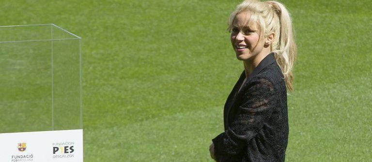 Shakira çocuklar için sahaya indi