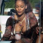 Rihanna_bikini_miami_havuz_2238