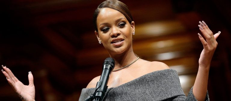 Rihanna Harvard’dan ödülünü aldı