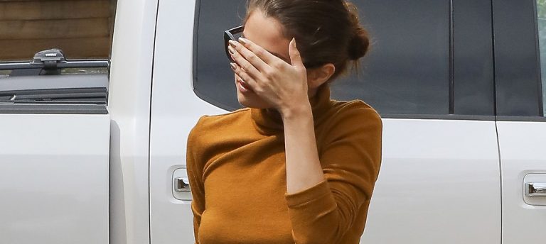 Selena Gomez Haftada Bir Siliyor