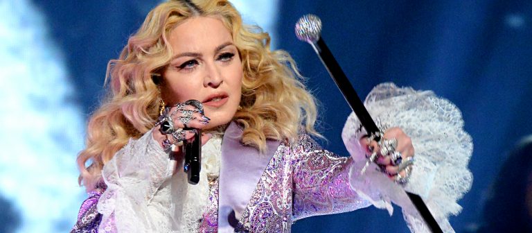 Madonna, hayatını anlatan filme savaş açtı