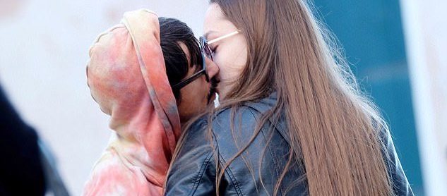 Anthony Kiedis Genç Sevgilisiyle Görüntülendi