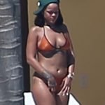 *PREMIUM-EXCLUSIVE* Rihanna Shows Off Her Bikini Body in Puerto Vallarta **WEB EMBARGO UNTIL 11AM PST ON 04/15/17**
