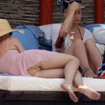 *PREMIUM-EXCLUSIVE* Katy Perry continues her tropical getaway on the beach with her gal pals in Cabo