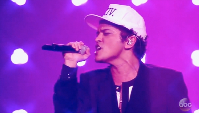 Bruno Mars – Live Performance 2017 Billboard Music Awards Versace on the Floor