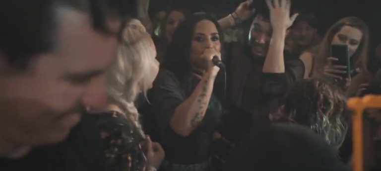 Demi Lovato ‘Mikrofon Çalışsın Yeter’