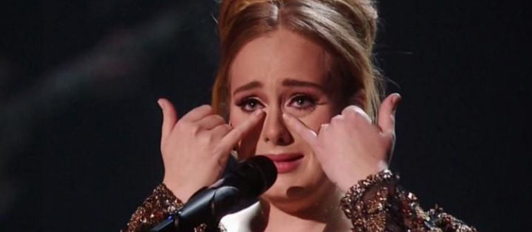 Adele, gözyaşlarına boğuldu