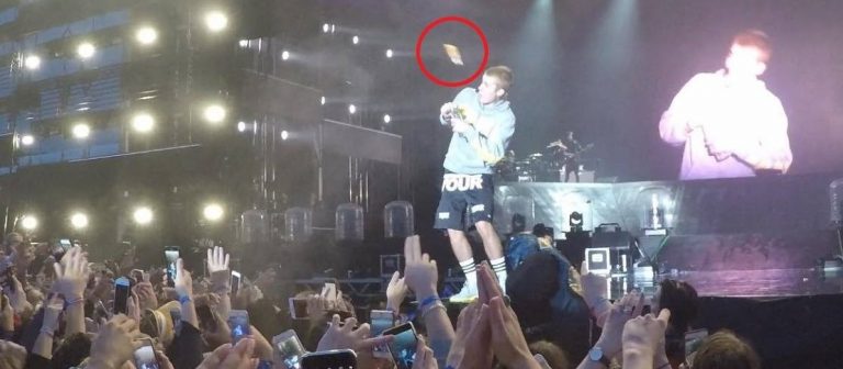 Justin Bieber’a ayakkabılı protesto