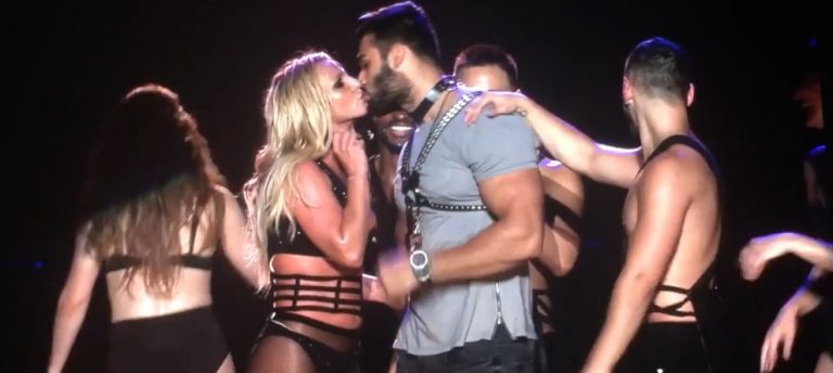 Britney Spears Tayvan Konserinde Sevgilisi İle Öpüştü