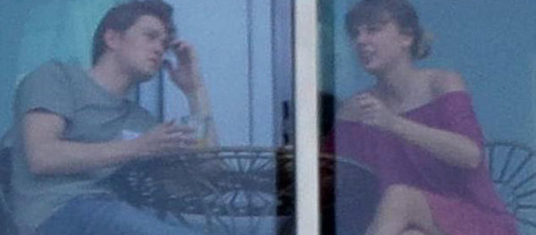 Taylor Swift ile Joe Alwyn’in balkon sefası