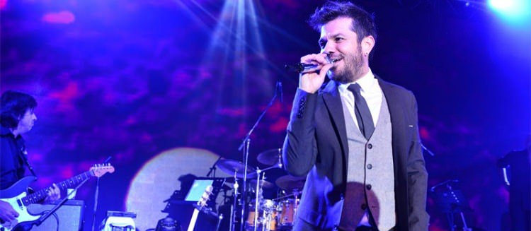 Kenan Doğulu sahneden düştü