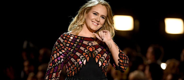 Adele ses tellerini korumak için işaret dili kullanıyor