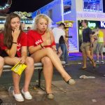362243FC00000578-3683393-One_woman_seemed_tired_as_she_sat_down_on_a_bench_during_the_nig-m-72_1468172759227