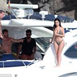 427B016300000578-4710350-image-a-79_1500465632615