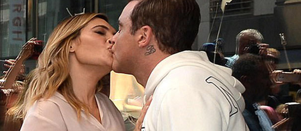 Robbie Williams, öpmeye doyamadı