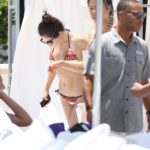 selena gomez enjoy the pool in miami