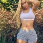 4300C7AC00000578-4764780-If_you_ve_got_it_In_another_image_Iggy_who_was_born_Amethyst_Ame-a-66_1501991749756