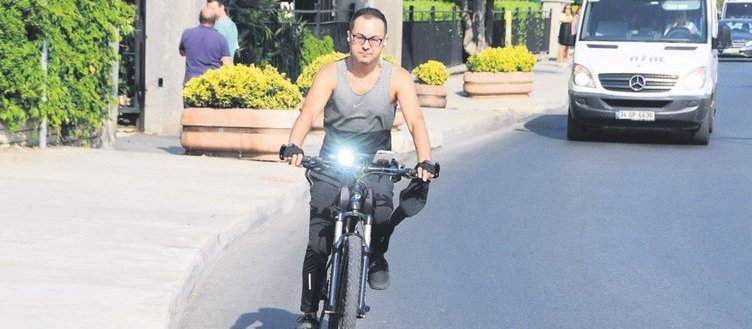 Serdar Ortaç artık bisiklet kullanıyor