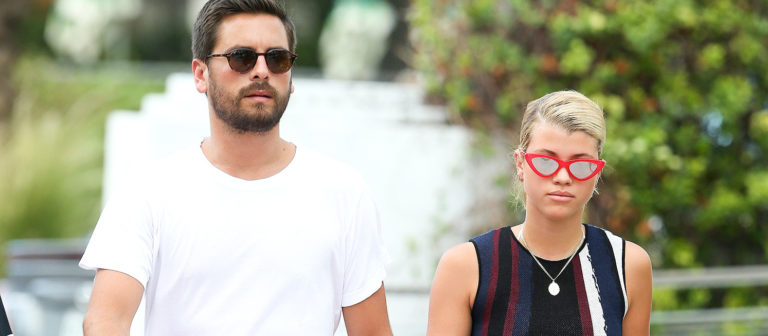 Sofia Richie ile Scott Disick el ele