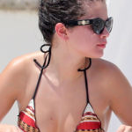 selena_gomez_bikinis_in_miami_09