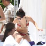 selena gomez enjoy the pool in miami