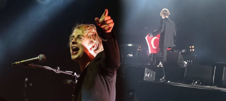 Tom Odell, İstanbul Konserinde Türk Bayrağını Dalgalandırdı!