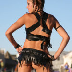 you_can_meet_some_stunning_and_compelling_girls_at_burning_man_festival_640_09