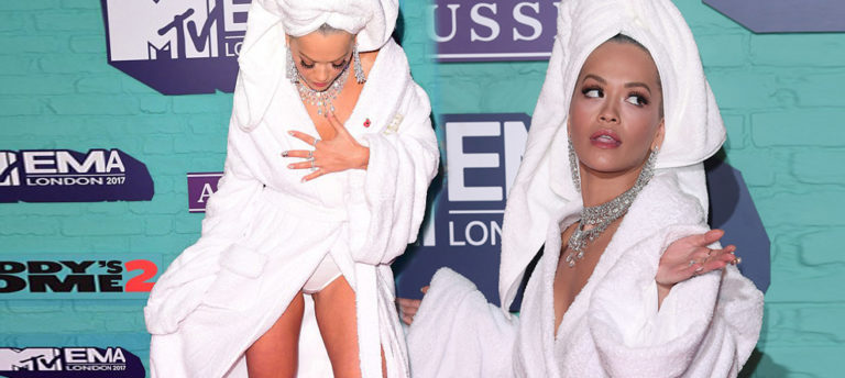Rita Ora MTV Avrupa Müzik Ödüllerine Bornozla Katıldı