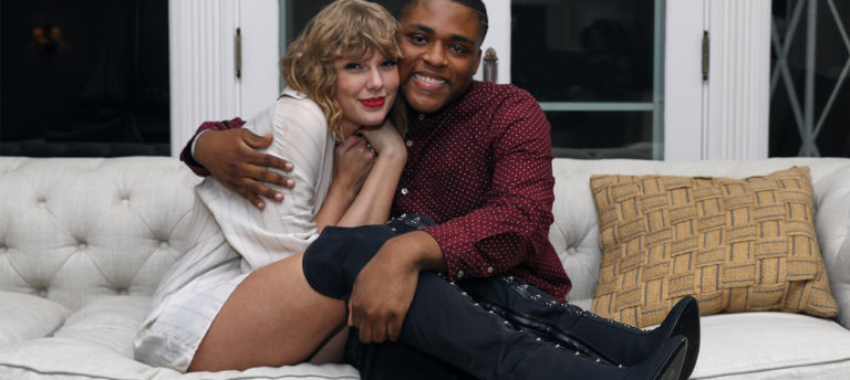 Taylor Swift Hayranlarına Çok Özel Pozlar Verdi