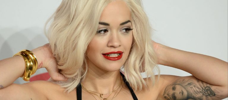 Rita Ora da altın diş yaptırdı