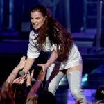 hailee-steinfeld-florida-georgia-line-perform-let-me-go-at-amas-2017-07