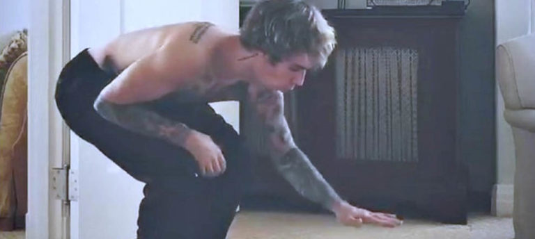 Justin Bieber, “Görünmez Kutuya Basarak” Atladı!