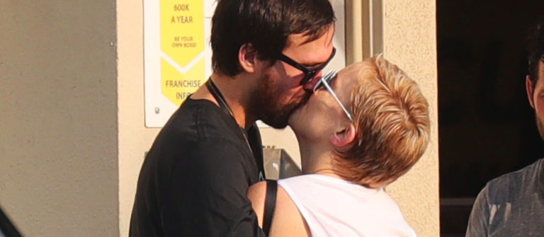 Kate Hudson öpmelere doyamadı