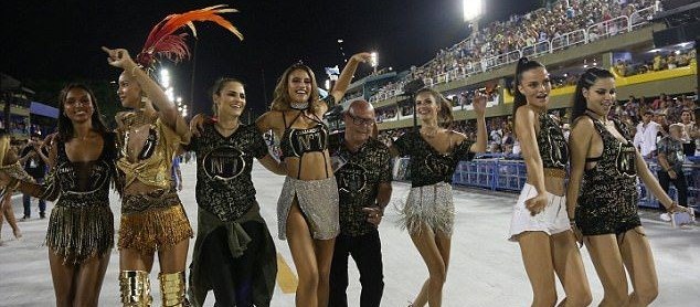 Victoria’s Secret modelleri Rio Karnavalı’nda