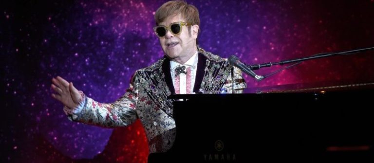 Elton John konserde hayranına küfür etti