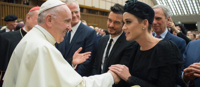 Katy Perry, Papa’nın huzurunda