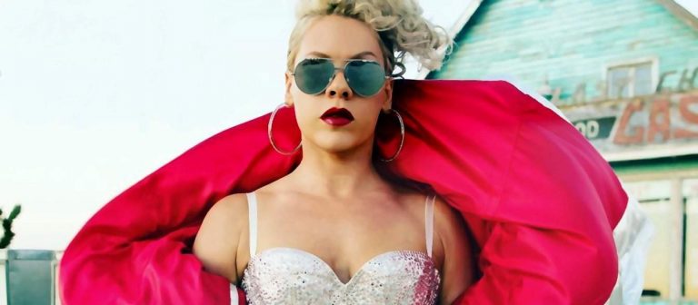 İki çocukla turnede!