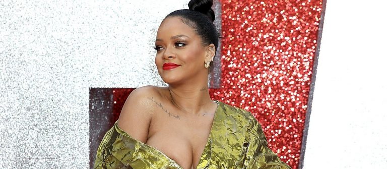 Rihanna’nın dekoltesiyle imtihanı
