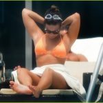 demi-lovato-shows-off-bikini-body-in-miami-01