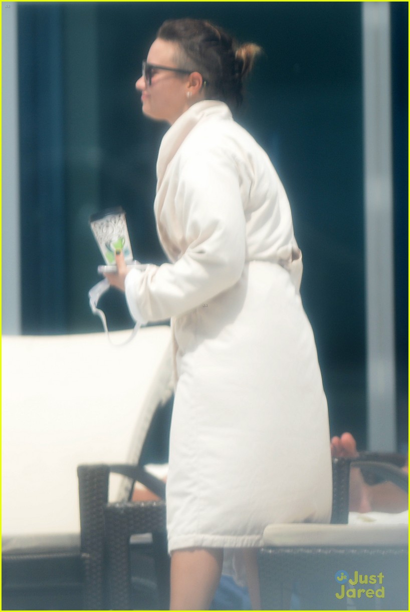 demi-lovato-shows-off-bikini-body-in-miami-08