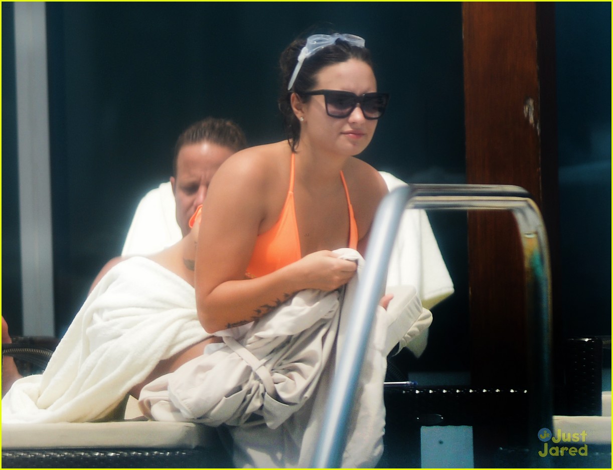demi-lovato-shows-off-bikini-body-in-miami-17