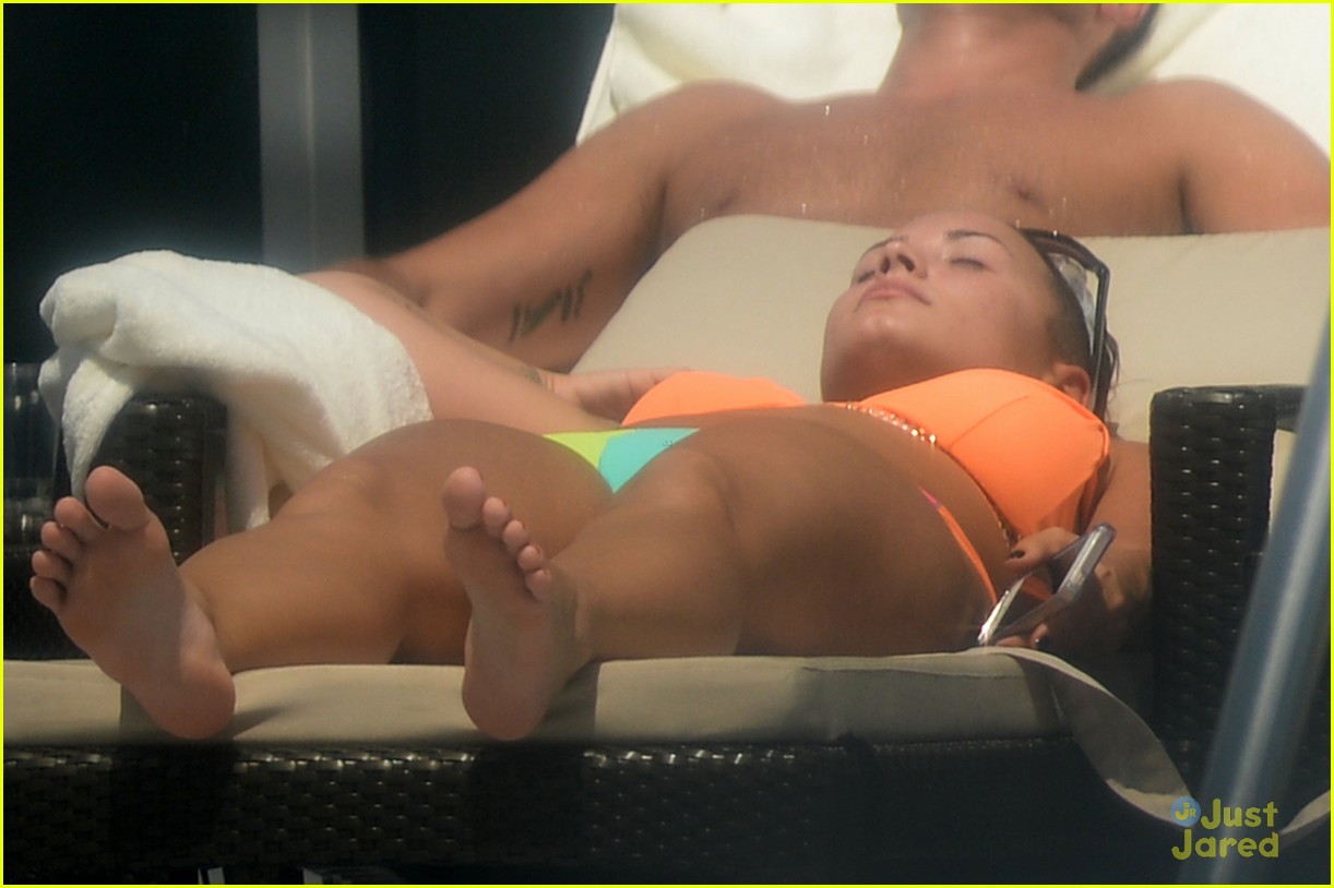 demi-lovato-shows-off-bikini-body-in-miami-19
