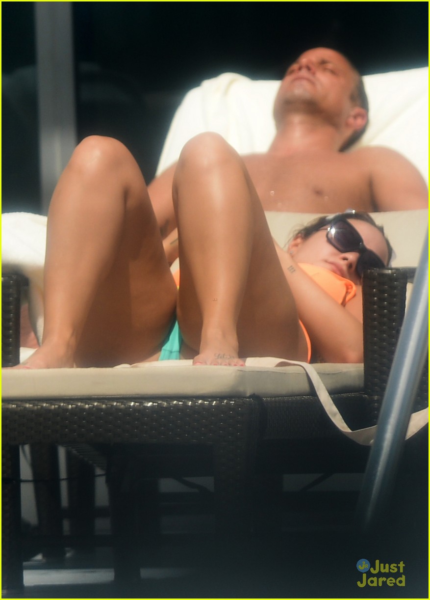 demi-lovato-shows-off-bikini-body-in-miami-27