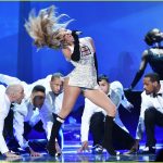 jennifer-lopez-booty-at-fashion-rocks-05