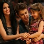 justin-bieber-and-selena-gomez-kiss-at-lakers-game-and-pose-with-young-fan-2-580×435