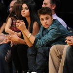 justin-bieber-and-selena-gomez-kiss-at-lakers-game-and-pose-with-young-fan-5-435×580