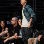 justin-bieber-and-selena-gomez-kiss-at-lakers-game-and-pose-with-young-fan-6-435×580