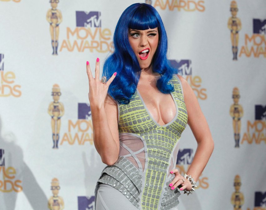 razvratnaya-keti-perri-soset-foto-eroticheskie-chernie-dami