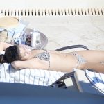 selena-gomez-miami-de-bikinili-yakaland__02